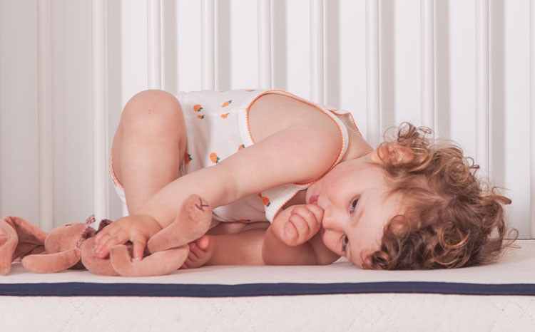 Pourquoi bébé lutte contre le sommeil ? Causes et conseils pour venir à bout de cette difficulté 