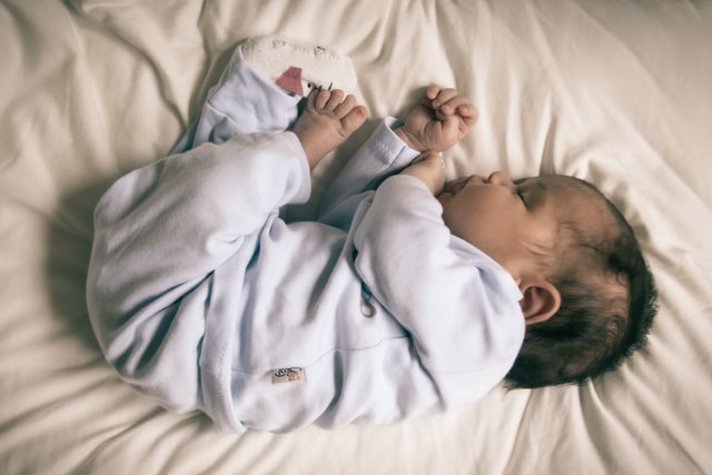 Lit bébé dès la naissance : guide du choix optimal