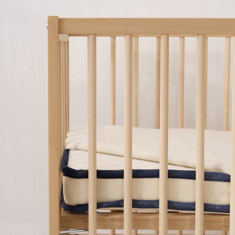 Une alèse dans le lit de bébé, est-elle vraiment utile ? 