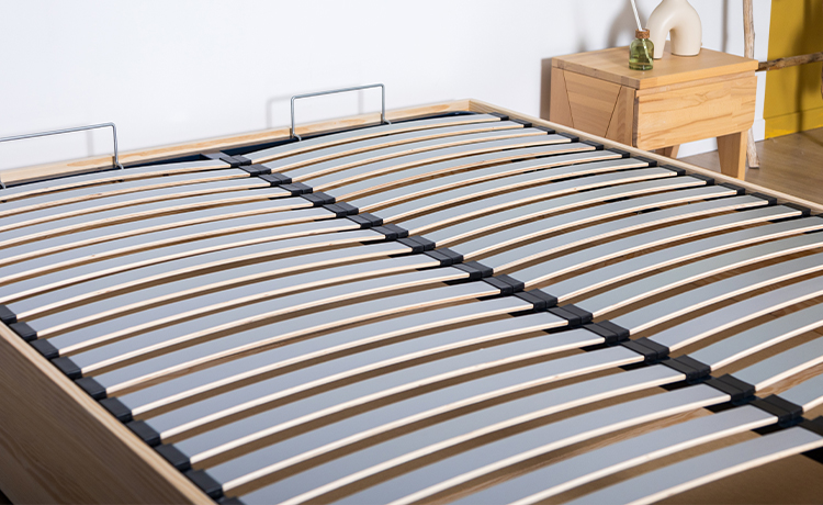 Détail des lattes d'un sommier assurant un bon soutien.