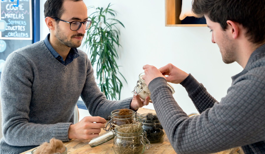 Conseiller guidant un client pour le choix de son matelas idéal.