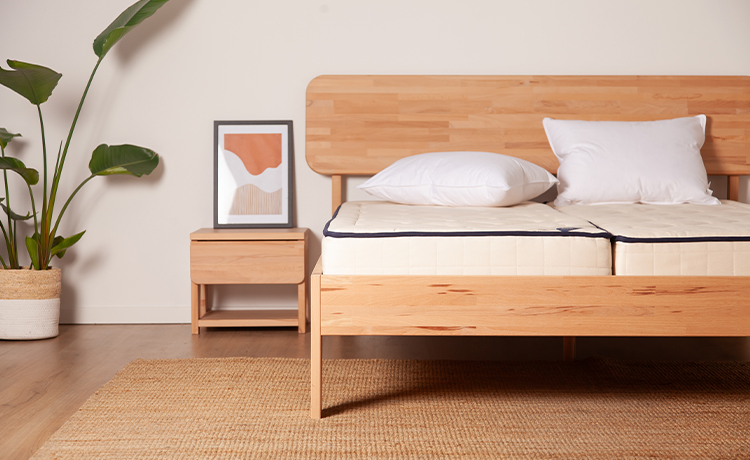 Sommier design Cosme s'intégrant dans une chambre décorée.