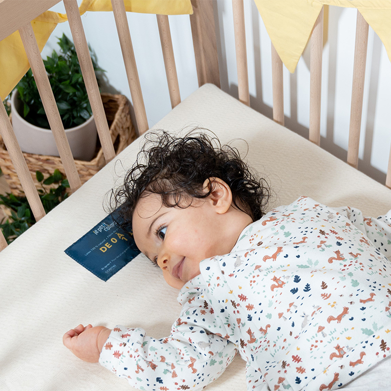 image représentant un matelas bébé Cosme avec une peluche représentant un lion