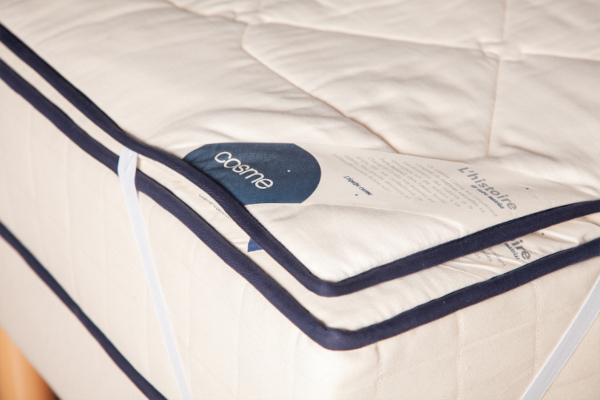 Matelas équipé d'un sur-matelas Cosme