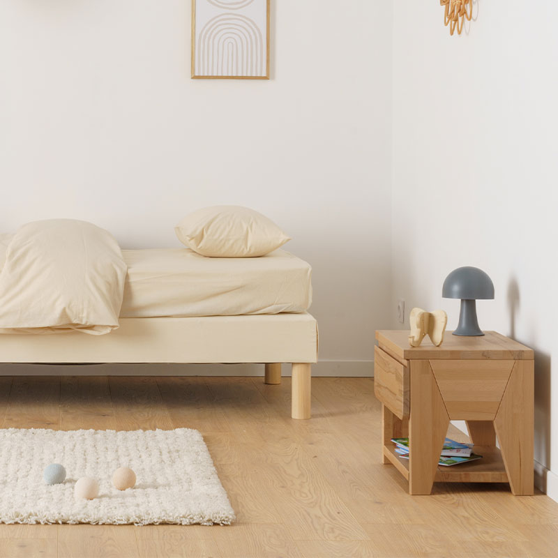 Image représentant la table de chevet Cosme dans une chambre d'enfant