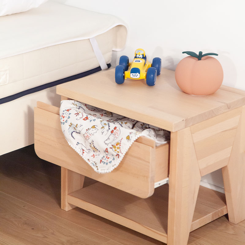 Image représentant la table de chevet Cosme dans une chambre d'enfant