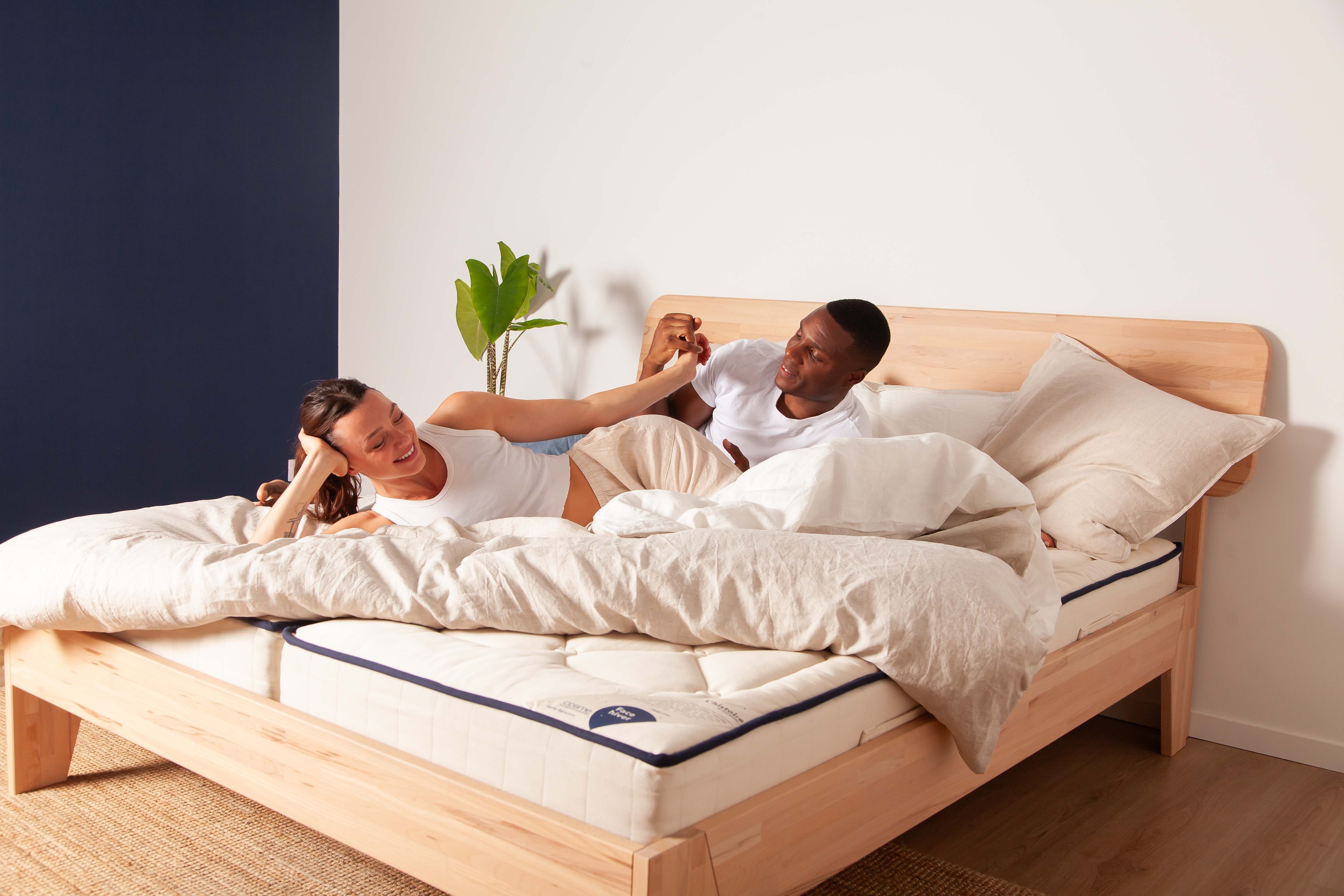 Couple installé sur un matelas latex naturel Cosme