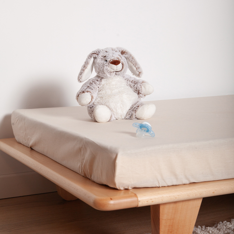 image représentant drap housse bébé cosme avec une peluche