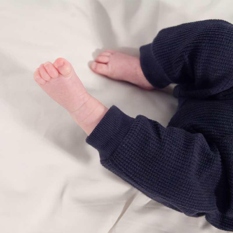 image représentant des pieds de bébé sur une housse de couette Cosme