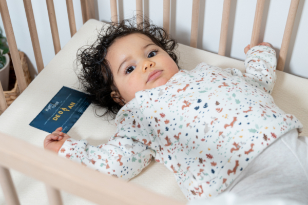 Bébé dormant sur un matelas déhoussable Le Petit Cosme