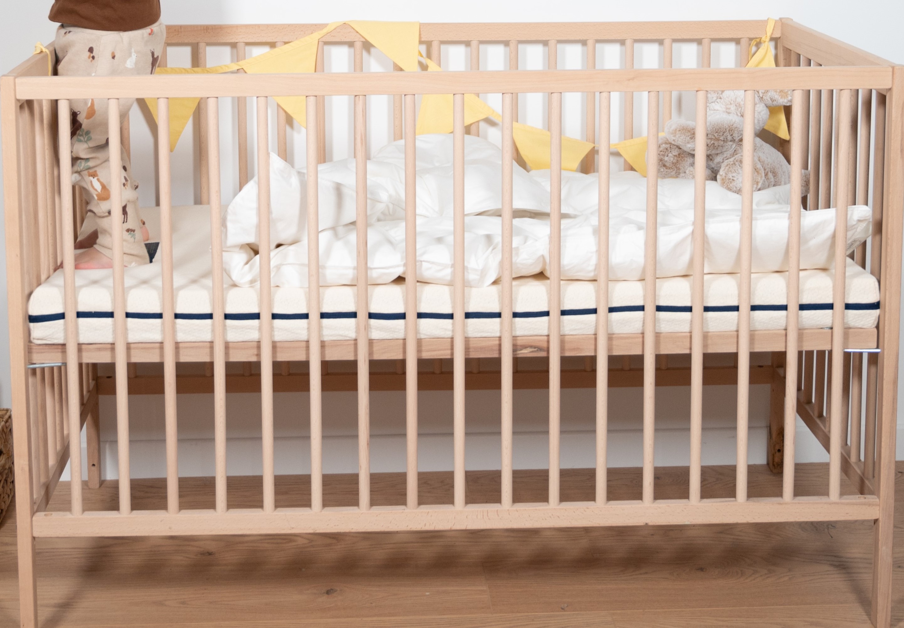 Chambre avec un lit bébé Le Petit Cosme